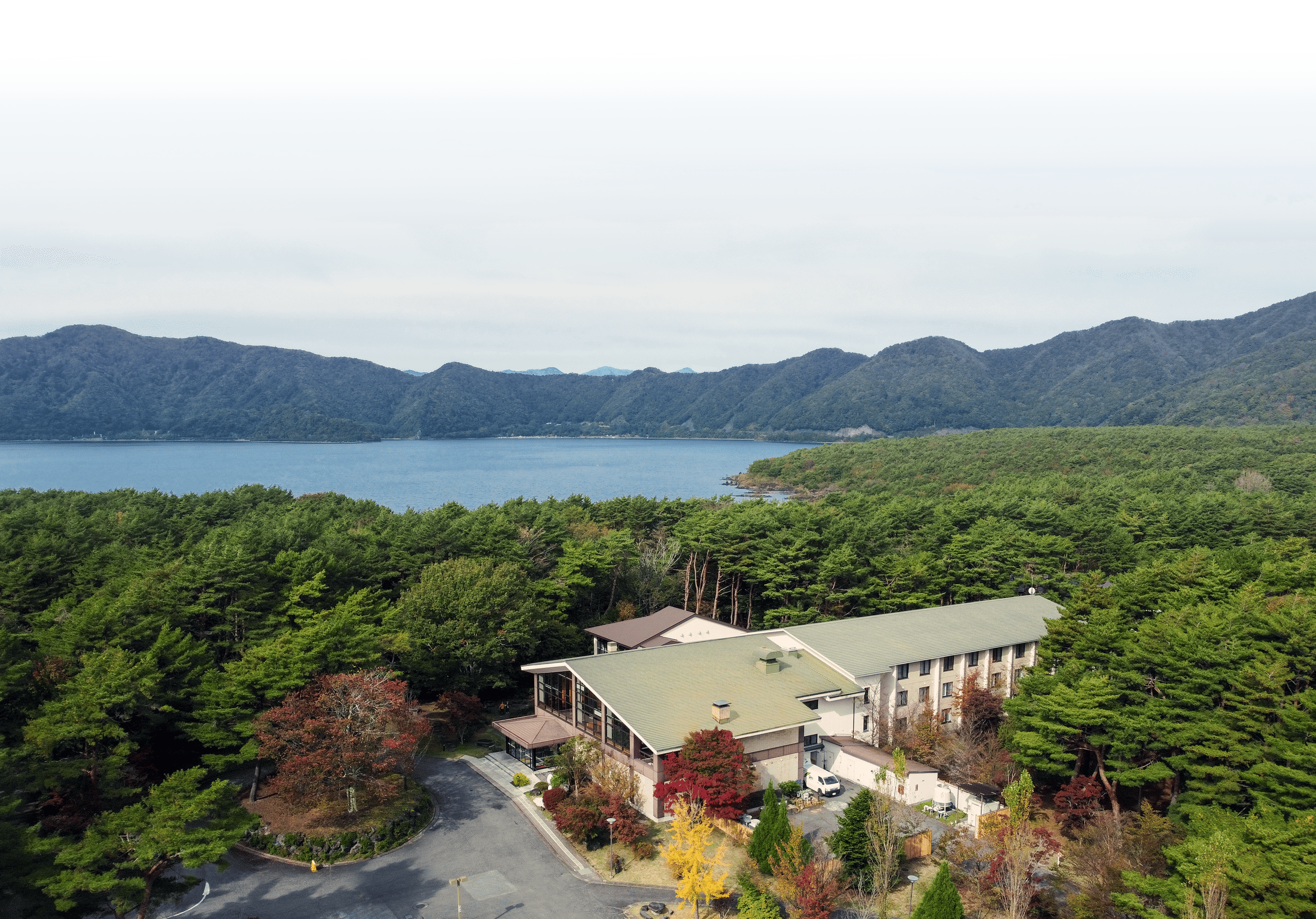 ホテル外観と本栖湖